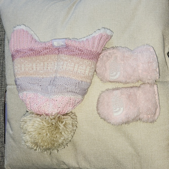 Baby North Face hat and gloves set - Picture 4 of 4